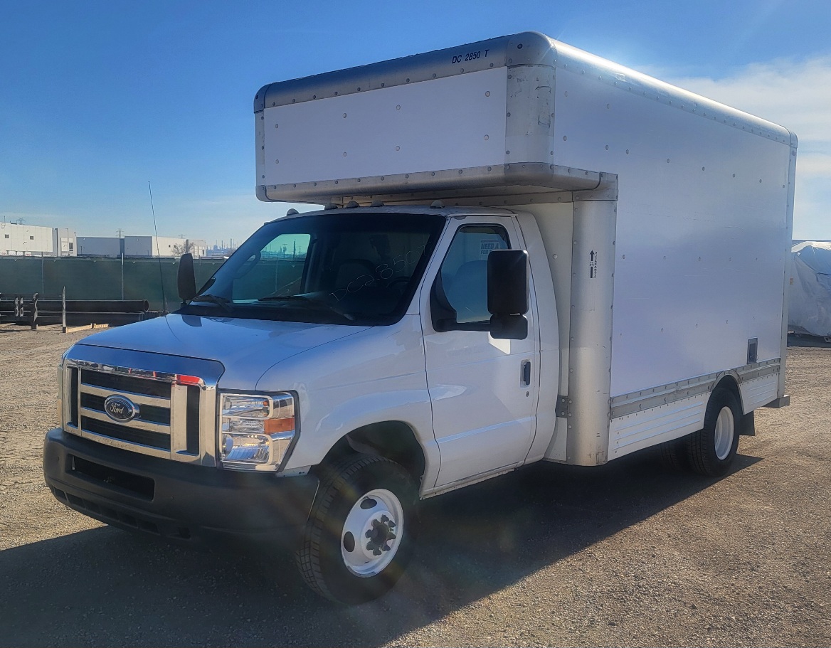 Camion usagé avec fourgon 2008 14 pi à vendre