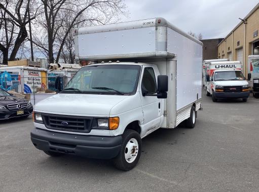 Camión con caja de 200714 ft usado a la venta