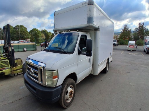 Camion usagé avec fourgon 2010 14&nbsp;pi à vendre
