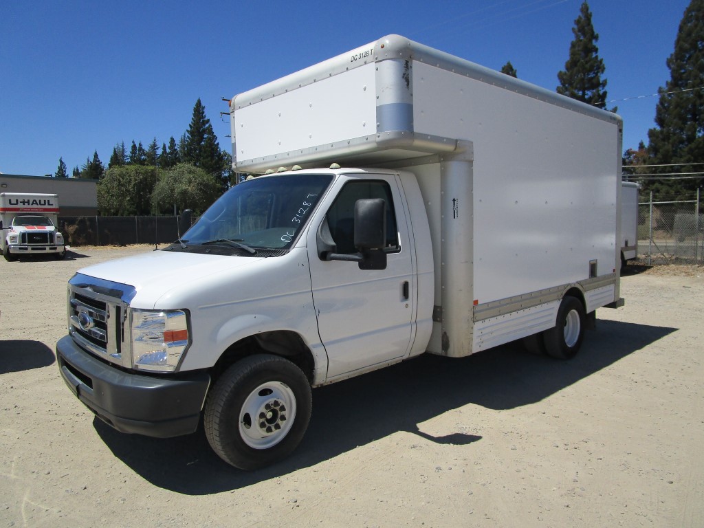 Camión con caja de 200814 ft usado a la venta