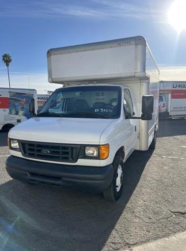 Camión con caja de 200714 ft usado a la venta