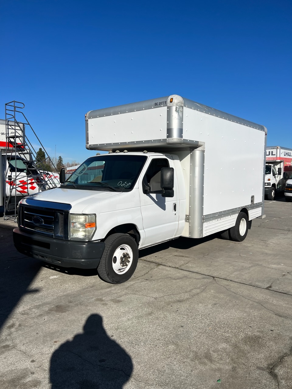 Camion usagé avec fourgon 2008 14 pi à vendre