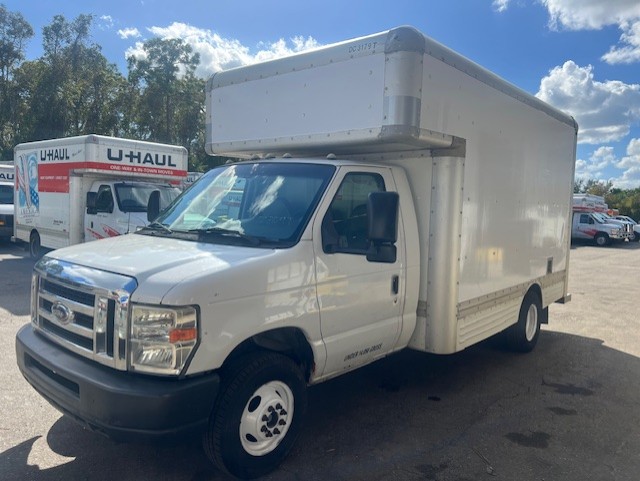 Camión con caja de 200814 ft usado a la venta