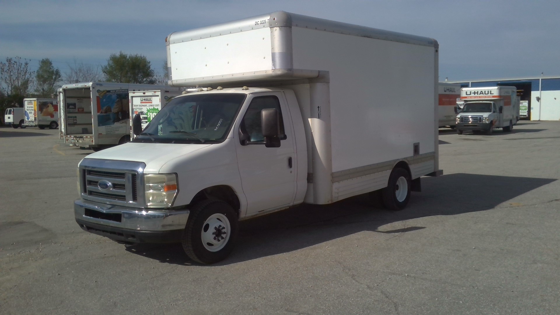 Camion usagé avec fourgon 2008 14 pi à vendre