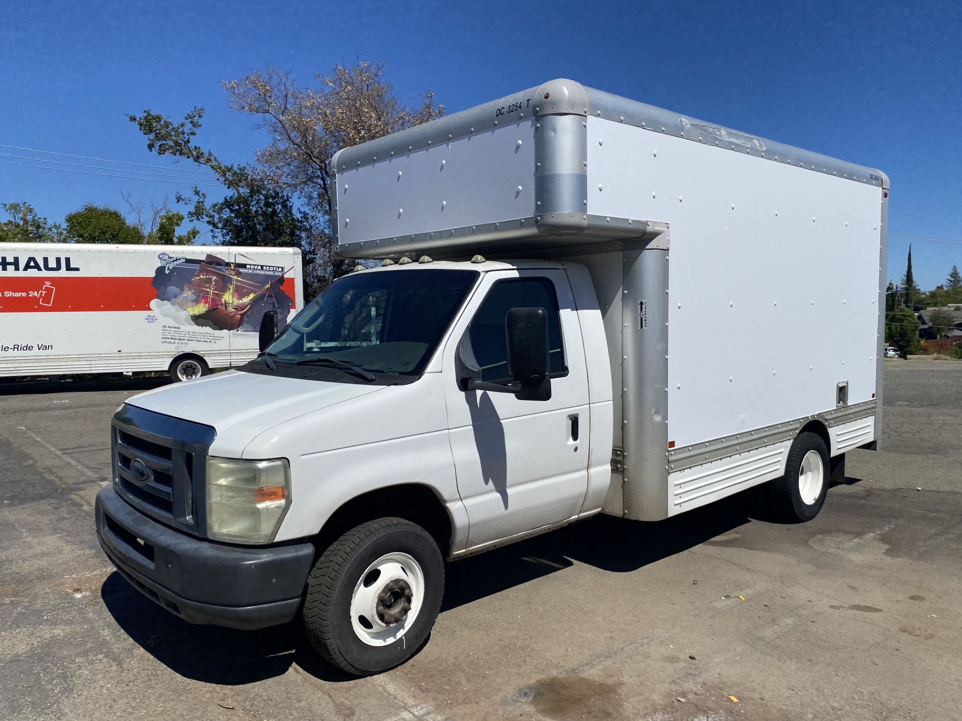 Camión con caja de 200814 ft usado a la venta