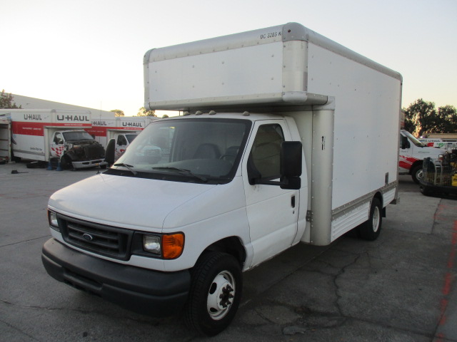 Camion usagé avec fourgon 2007 14 pi à vendre