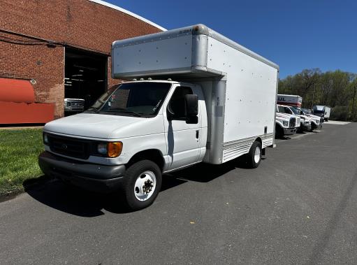 Camión con caja de 200714 ft usado a la venta
