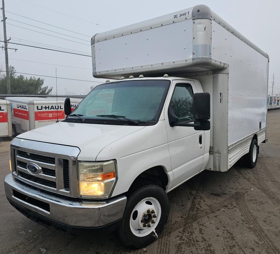 Camión con caja de 200814 ft usado a la venta