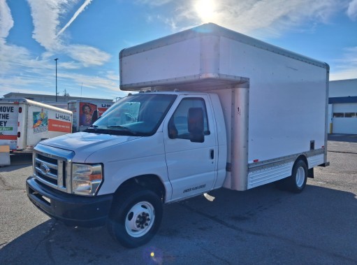 Camión con caja de 200814 ft usado a la venta