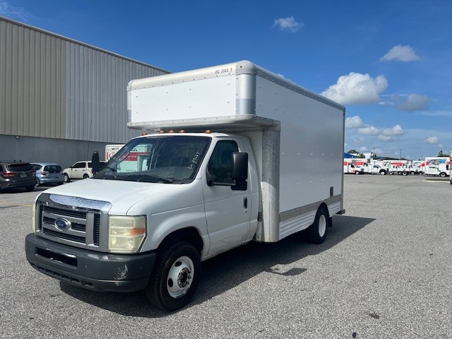 Camion usagé avec fourgon 2008 14 pi à vendre