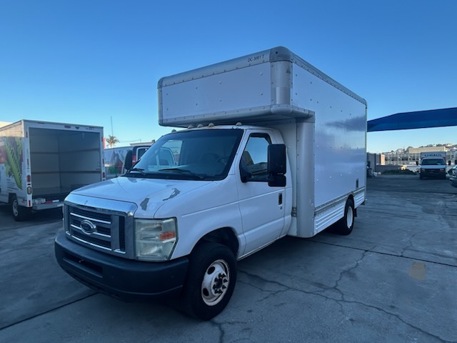 Camion usagé avec fourgon 2008 14&nbsp;pi à vendre
