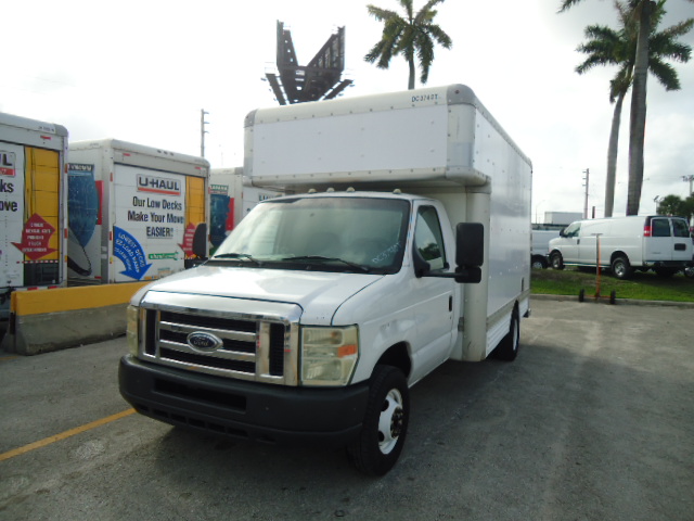 Camión con caja de 200814 ft usado a la venta