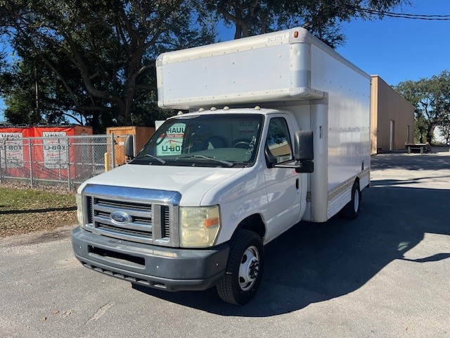 Camion usagé avec fourgon 2008 14 pi à vendre