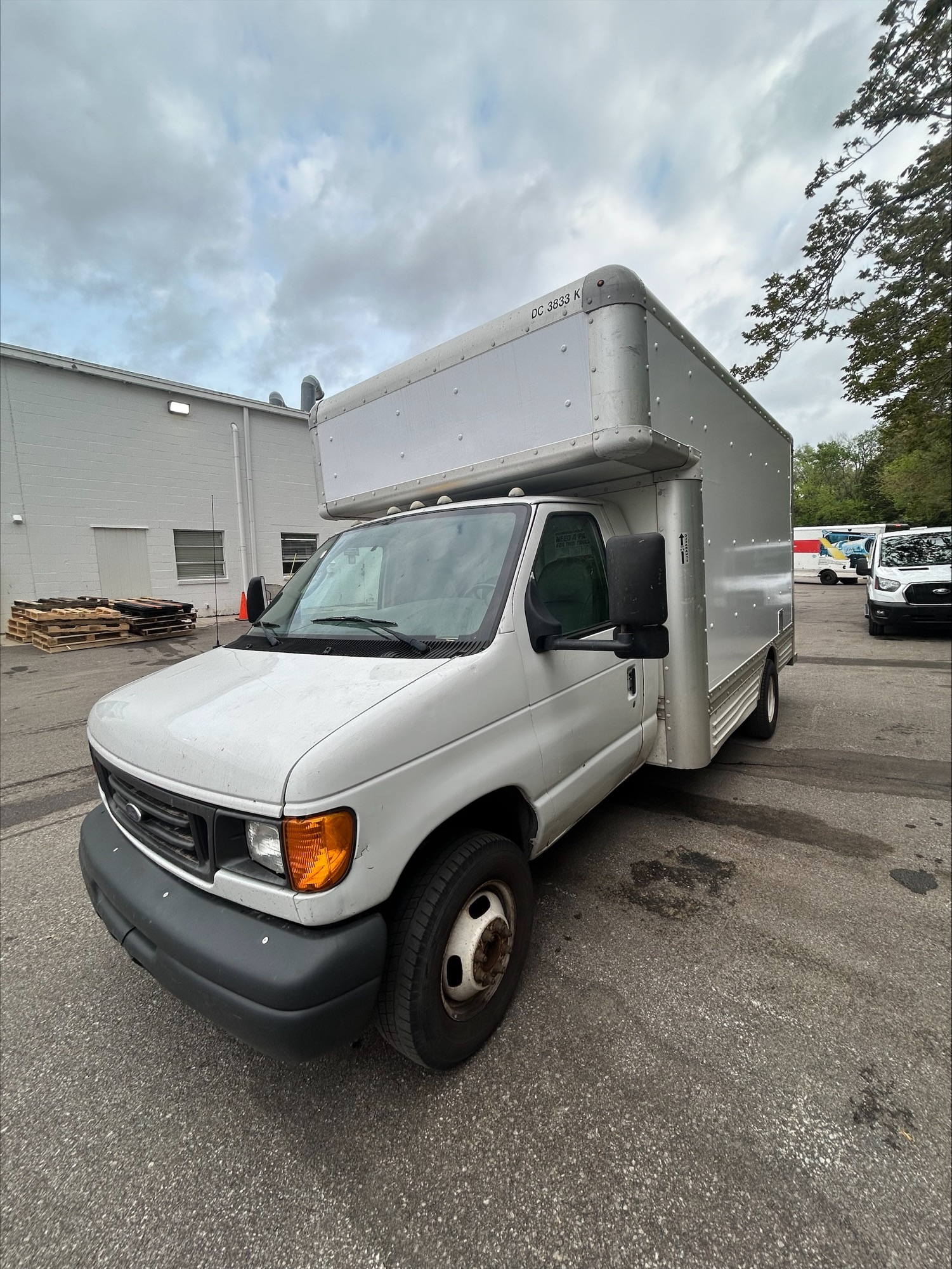 Camión con caja de 200714 ft usado a la venta