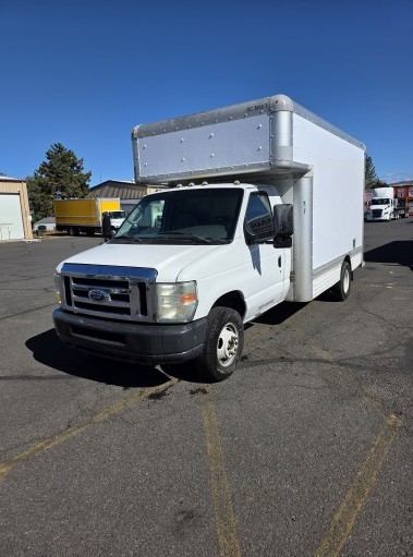 Camion usagé avec fourgon 2008 14&nbsp;pi à vendre