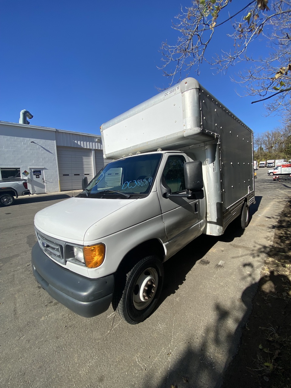 Camion usagé avec fourgon 2006 14 pi à vendre