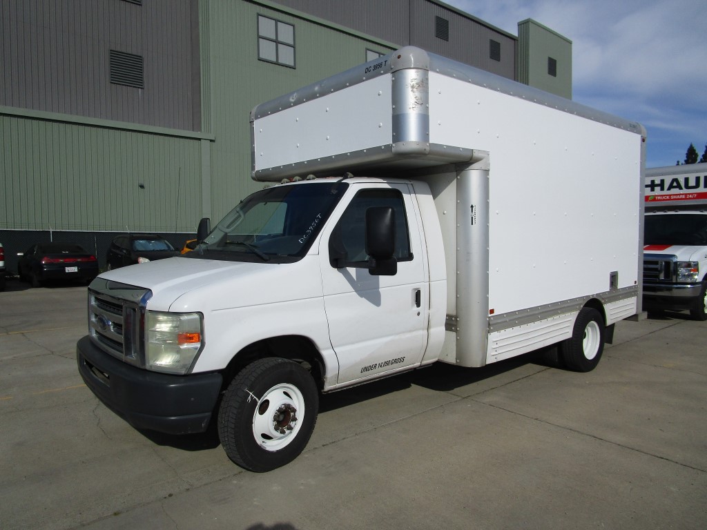 Camion usagé avec fourgon 2008 14 pi à vendre