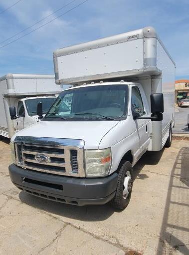 Camión con caja de 200814 ft usado a la venta