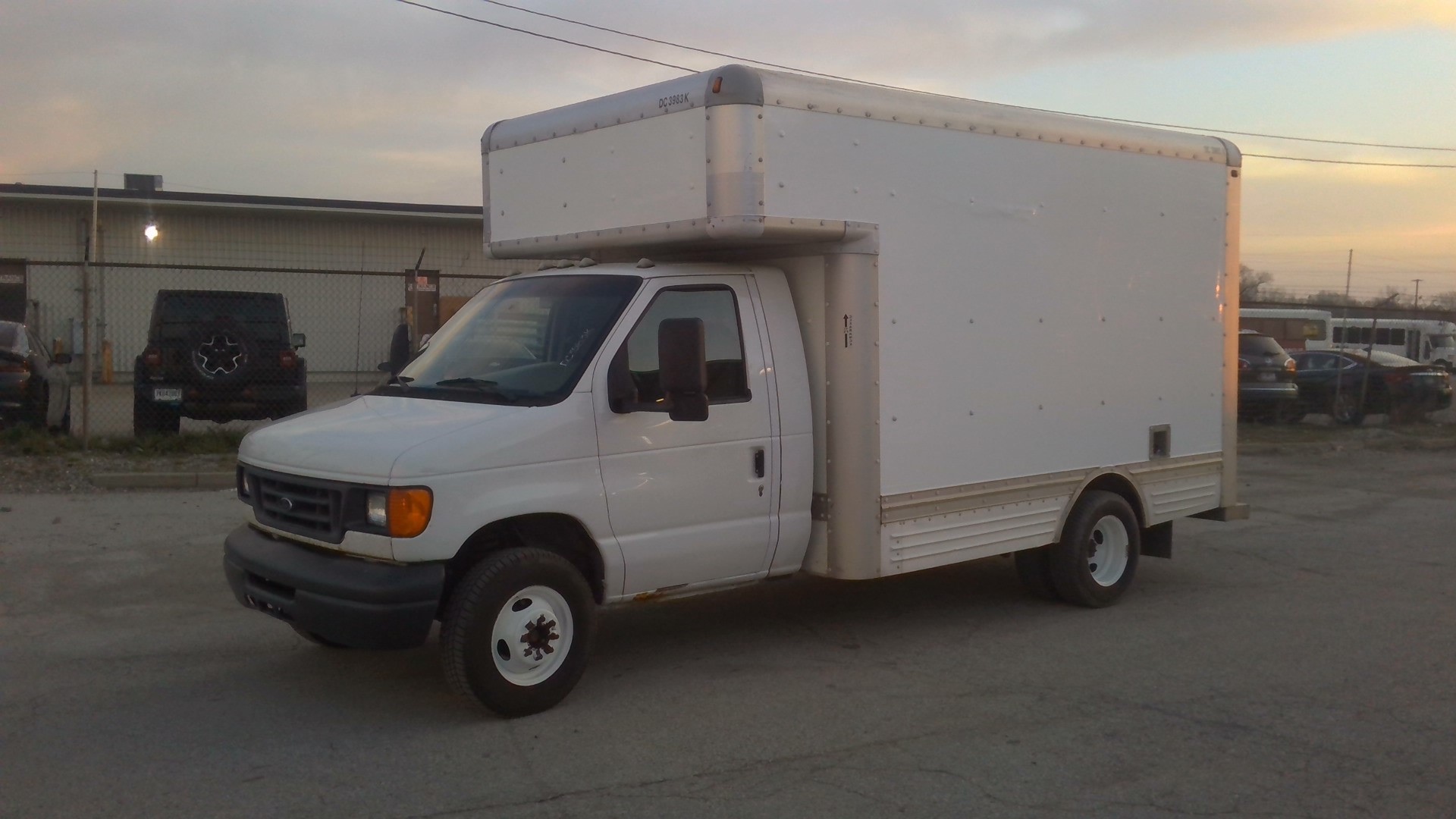 Camion usagé avec fourgon 2007 14 pi à vendre