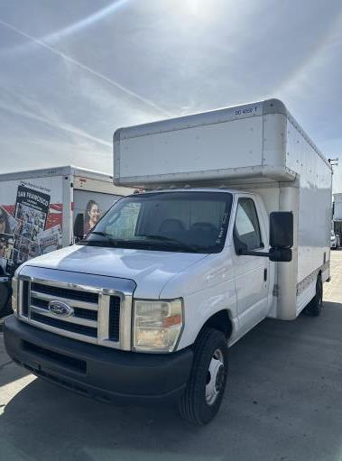Camión con caja de 200814 ft usado a la venta