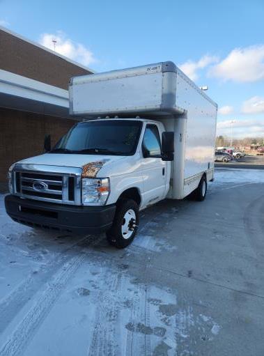 Camión con caja de 200814 ft usado a la venta