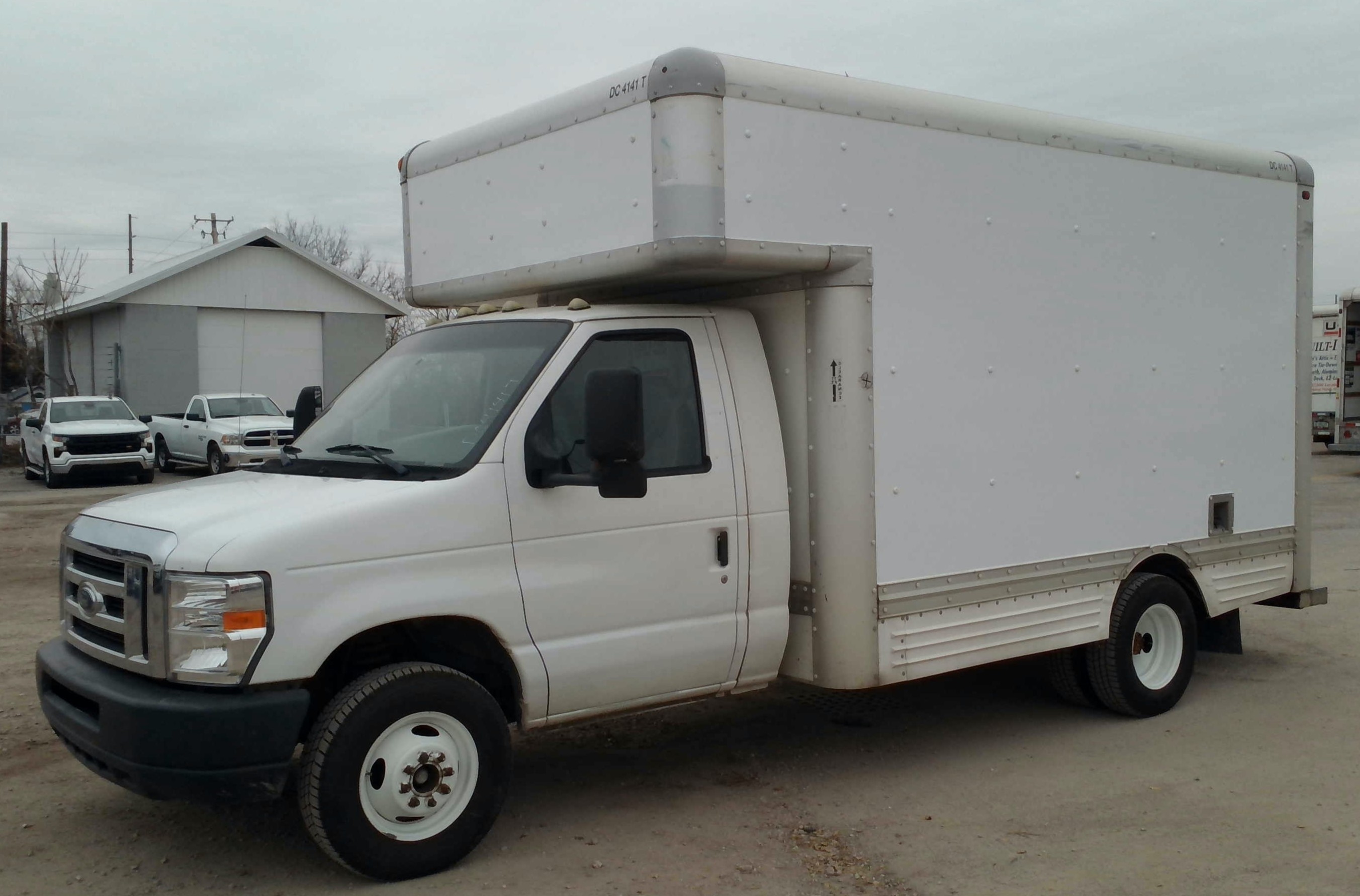 Camion usagé avec fourgon 2008 14 pi à vendre