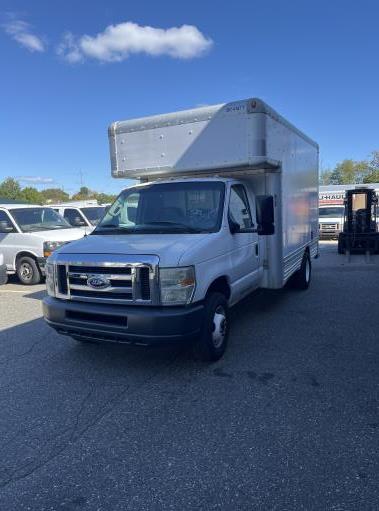 Camión con caja de 200814 ft usado a la venta
