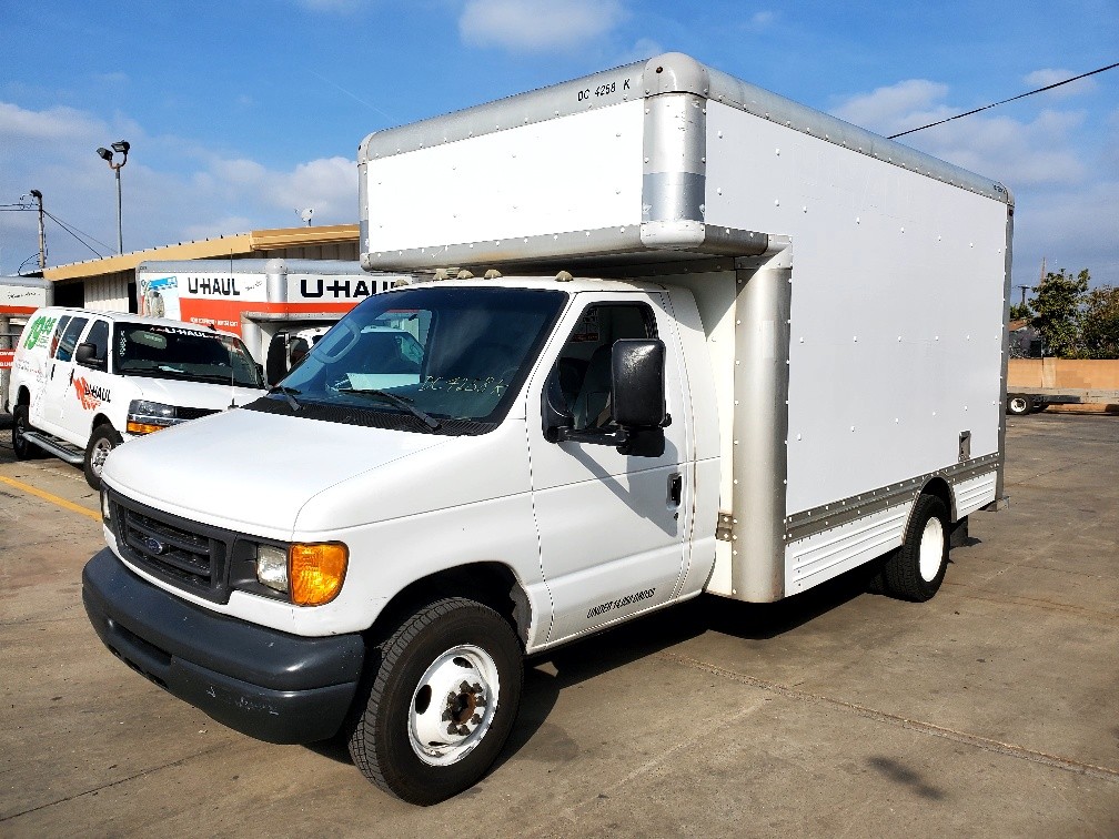 Camión con caja de 200714 ft usado a la venta