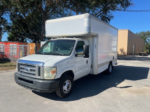 Camion usagé avec fourgon 2008 14 pi à vendre