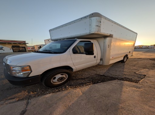 Camion usagé avec fourgon 2012 14&nbsp;pi à vendre