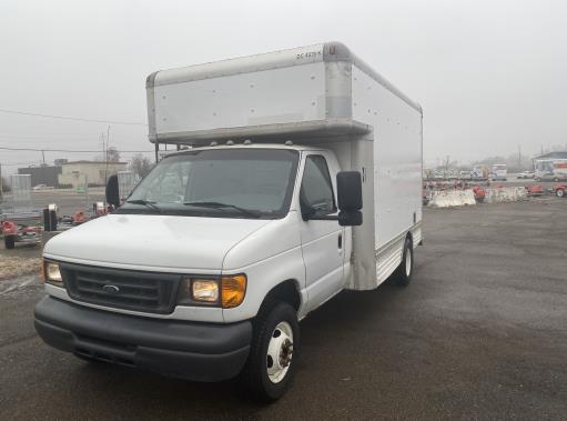 Camión con caja de 200714 ft usado a la venta