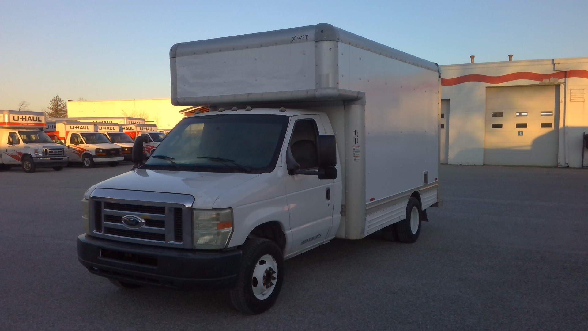 Camión con caja de 200814 ft usado a la venta