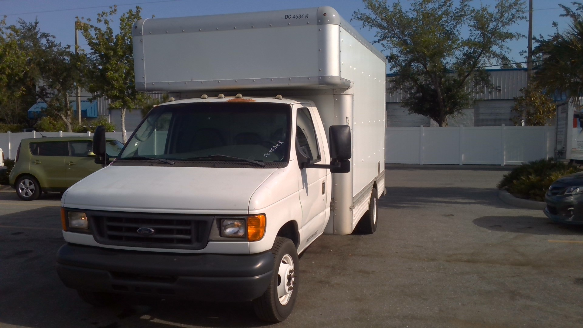 Camion usagé avec fourgon 2007 14 pi à vendre