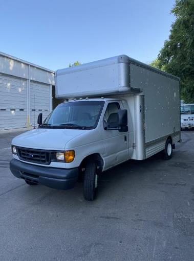 Camion usagé avec fourgon 2007 14 pi à vendre