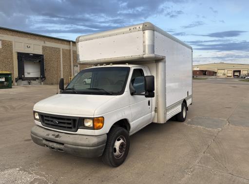 Camion usagé avec fourgon 2007 14 pi à vendre