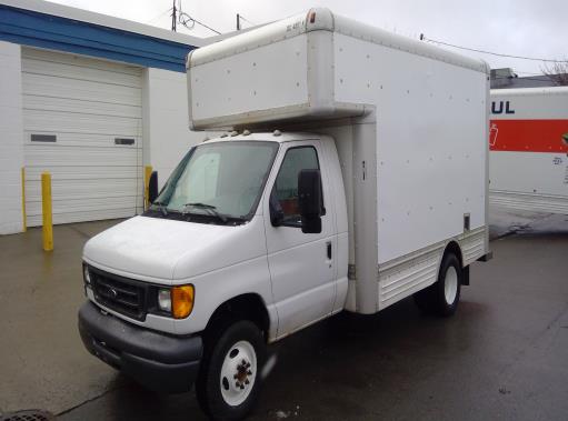 Camion usagé avec fourgon 2007 14 pi à vendre