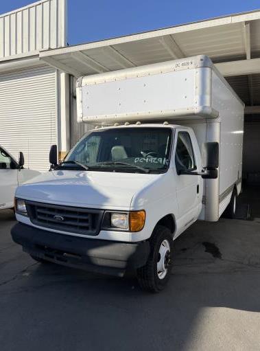 Camión con caja de 200714 ft usado a la venta
