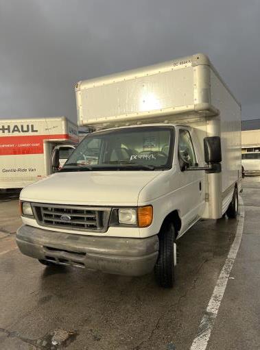 Camión con caja de 200714 ft usado a la venta