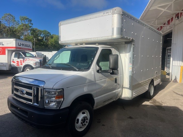 Camion usagé avec fourgon 2012 14&nbsp;pi à vendre