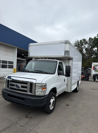 Camión con caja de 201214 ft usado a la venta
