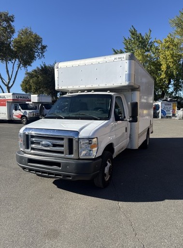 Camion usagé avec fourgon 2012 14&nbsp;pi à vendre