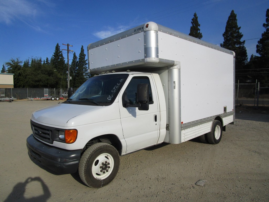 Camión con caja de 200614 ft usado a la venta