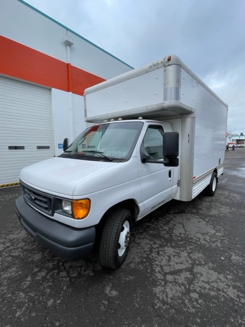 Camion usagé avec fourgon 2006 14 pi à vendre