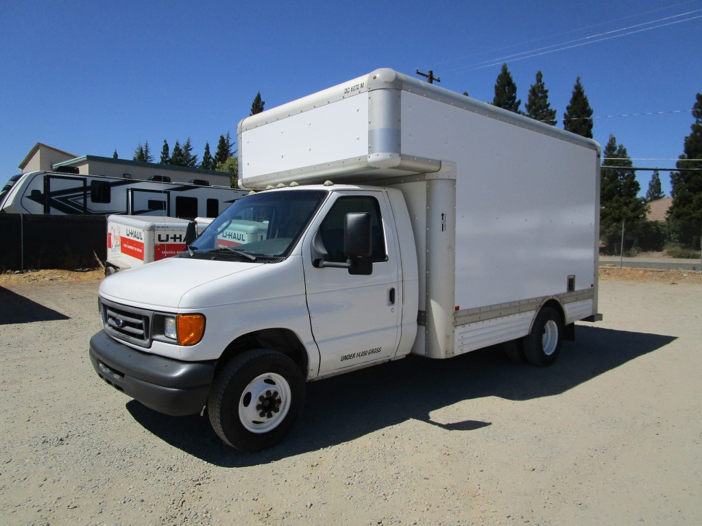 Camión con caja de 200614 ft usado a la venta