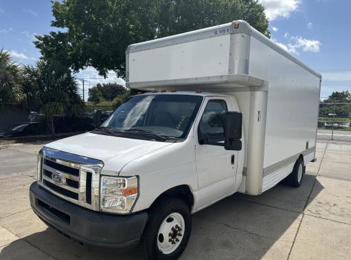 Camion usagé avec fourgon 2008 17 pi à vendre