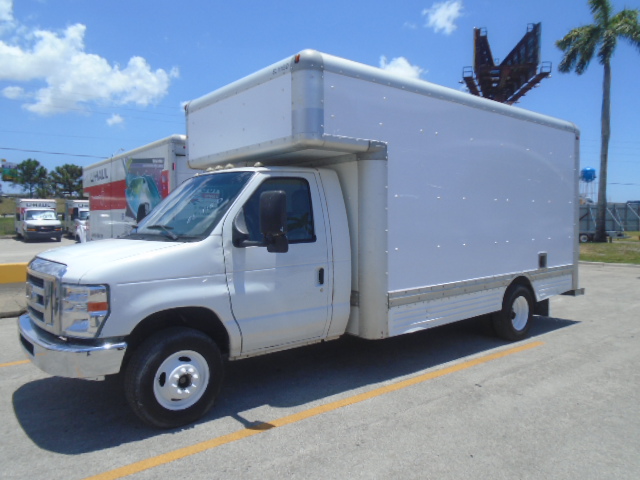 Camión con caja de 201017 ft usado a la venta