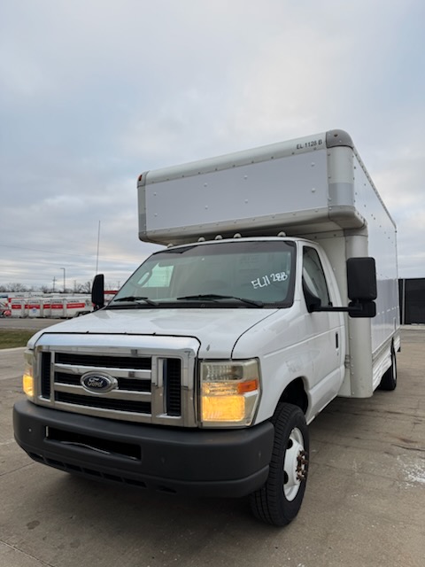 Camión con caja de 200817 ft usado a la venta
