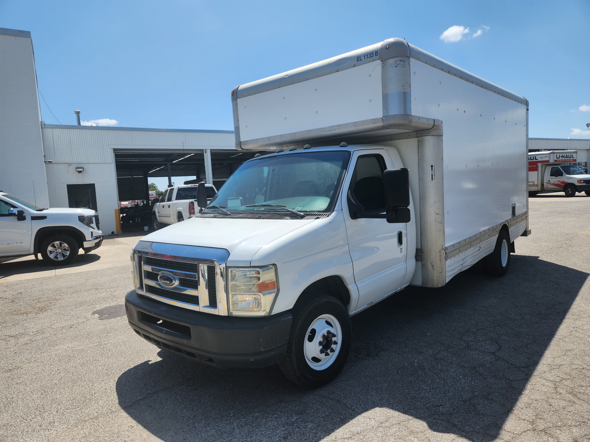 Camion usagé avec fourgon 2008 17 pi à vendre