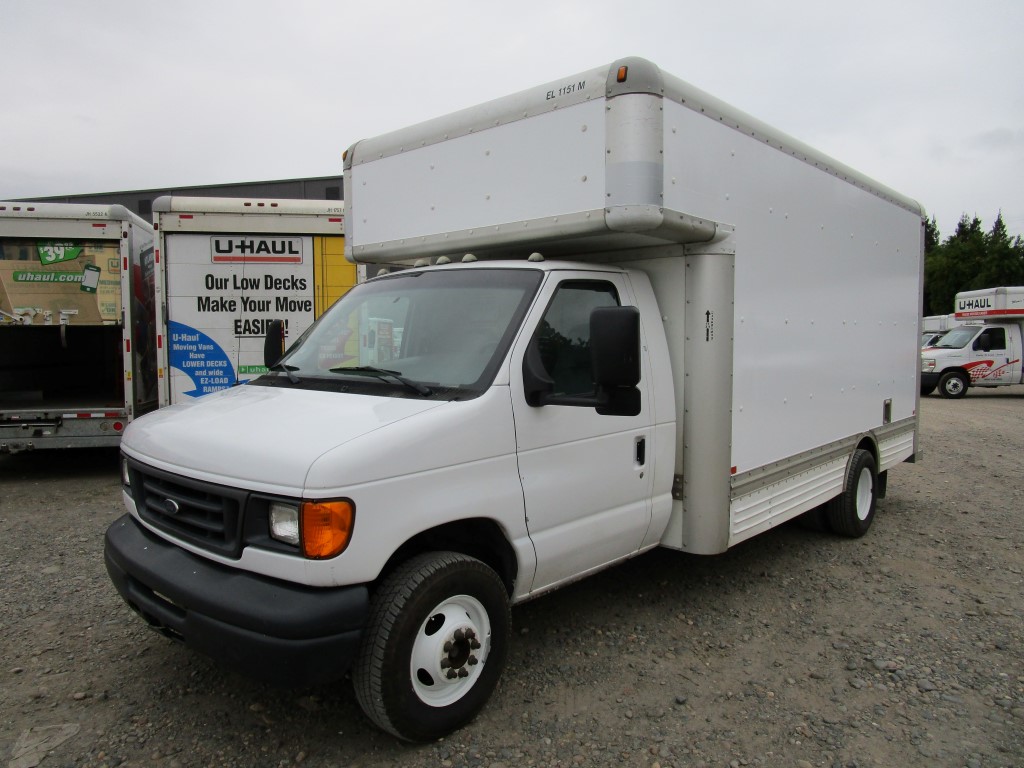 Camion usagé avec fourgon 2007 17 pi à vendre