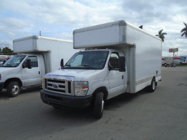 Camión con caja de 200817 ft usado a la venta